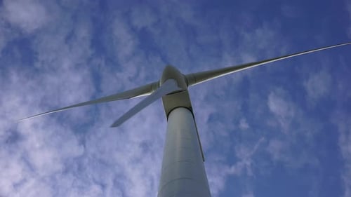 Eine Windturbine ist ein Gerät, das die kinetische Energie des Windes in elektrische Energie umwandelt.