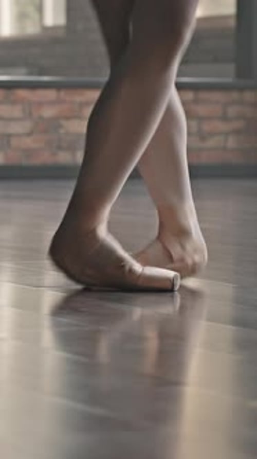 Elegant Ballet Dancer Performing En Pointe in Dance Studio