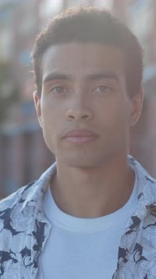 Primer plano de una imagen de estilo de vida casual individual urbano con un joven urbano con una sonrisa sutil