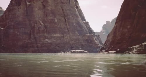 Explorez des eaux sereines entourées de majestueuses formations rocheuses dans la nature