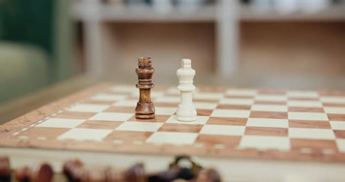 Schachmatt, Hand und Schachkönigin nehmen den König mit Sieg, Brettspiel und Strategie zur Problemlösung