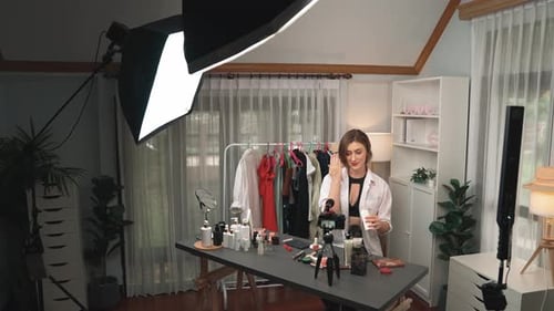 Mujer influencer graba un vlog en vivo en streaming reseñando el cuidado de la piel para redes sociales remilgadas