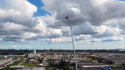 Drone: visão de uma escada estendida de um caminhão de bombeiros erguida em direção ao céu azul.