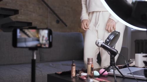 Una bloguera de belleza está haciendo un Vídeo para sus Seguidores