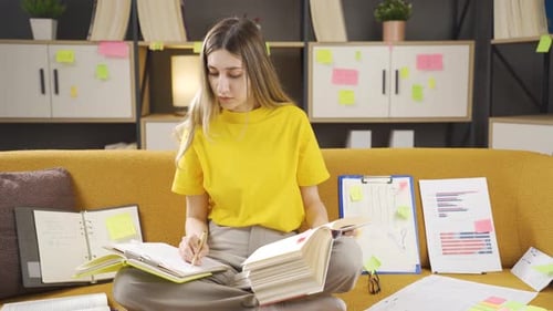 A una estudiante universitaria se le ocurre una idea.