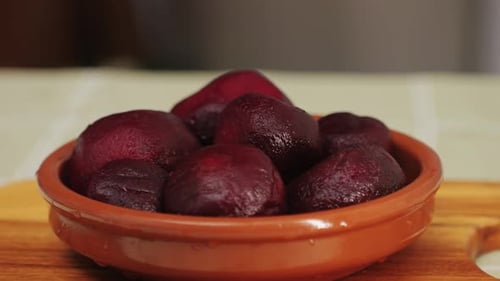 Rohe geschälte Gemüserübe in einem Teller auf einem Holztisch, Nahaufnahme, Zubereitung von rohem Gemüse, Lebensmitteln zum Kochen
