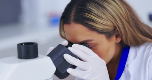 Frau, Wissenschaftlerin mit Mikroskop und Analyse von DNA-Probe für wissenschaftliche Studie mit wissenschaftlichen