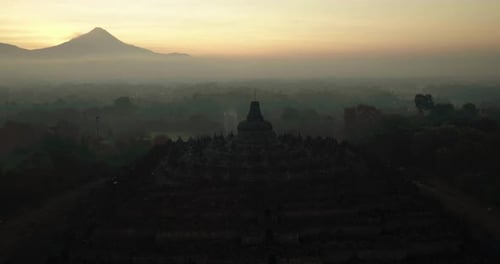 Magelang, 26 de julho de 2021, a névoa matinal envolve o templo de Borobudur