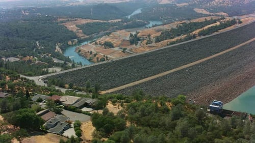 Lago Oroville, California, alrededor de agosto de 2021: Vista aérea de la presa del lago Oroville. Filmado con Cinefle
...