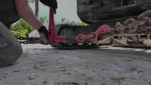 Trabalhadores de logística de carga fixam a carga no caminhão Vista de perto