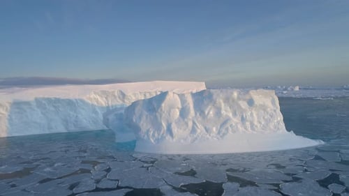 Blauer großer Eisberg, Luftaufnahme, Nahaufnahme, weiße Antarktis