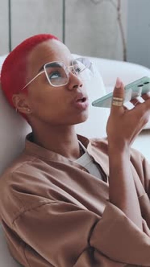 Conversation engageante à la maison avec des couleurs vives et des vibrations positives