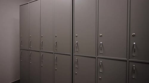 Mur de vestiaire minimaliste en rangées de rangées de casiers gris modernes