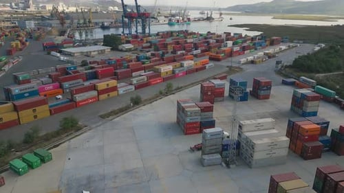 Luftaufnahme eines Containerterminals im Hafen, wo riesige Container auf ihre Reise warten