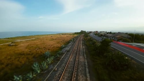 Volando en la línea de ferrocarril al atardecer