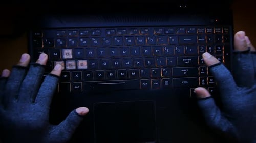 Un pirate informatique vole des données d'un ordinateur portable de haut en bas