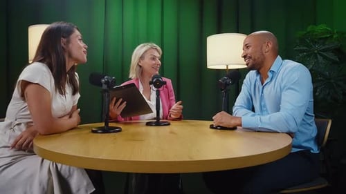 Professionelle Podcaster nehmen Interview auf