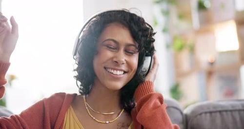 Hogar, sonrisa y mujer con auriculares, música y baile con audio, streaming de sonidos y canciones