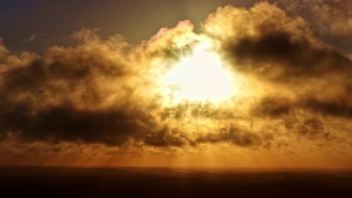 Sonnenstrahlen durchbrechen Wolken Dramatisch Licht