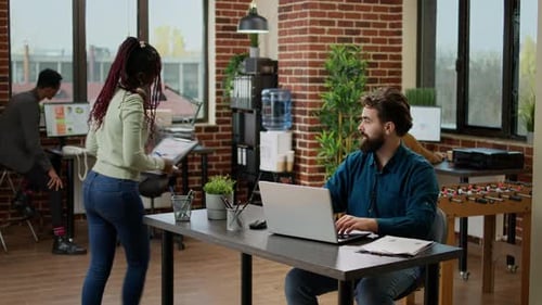 Chef d'entreprise travaillant sur la recherche de graphiques avec un collègue
