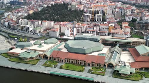Vue centrée par un drone du centre des congrès Halic à Istanbul (zoom arrière)