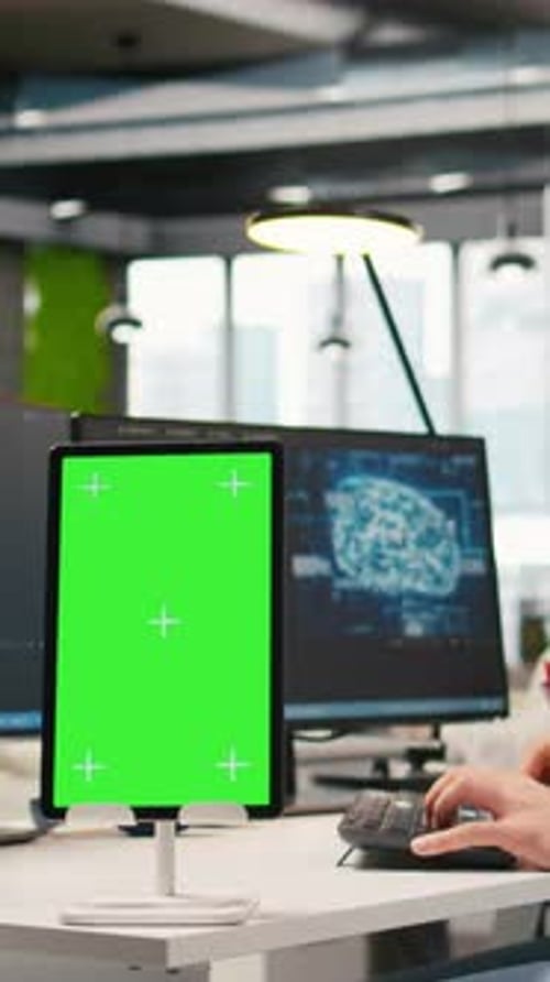 Technicien de démarrage vidéo vertical utilisant une tablette à écran isolé pour développer des modèles d'IA