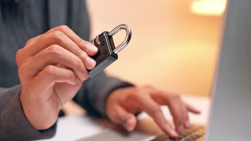 Um hacker examina uma combinação de fechaduras.