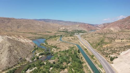 Vue aérienne des montagnes et de l'autoroute du lac Dam