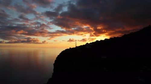 rote Wolken spiegeln sich bei Sonnenuntergang im Meer einer tropischen Insel, 4k-Zeitraffer