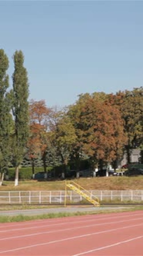Zwei Athleten sprinten heftig im Stadion