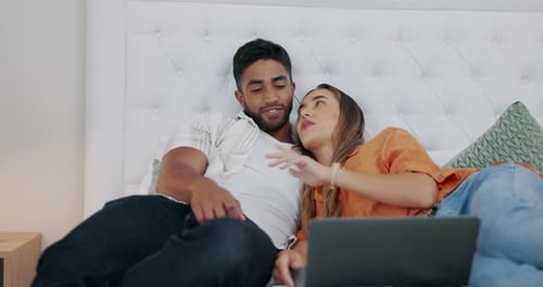 Feliz pareja, portátil y relax en el dormitorio, viendo películas por suscripción y descargando contenido multimedia web