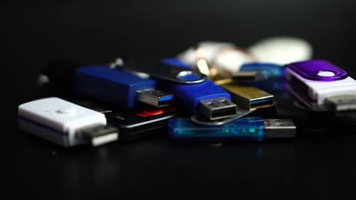 Clés USB et clés USB, gros plan