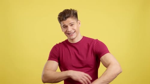 Hombre guapo con corchetes sonriendo a la cámara