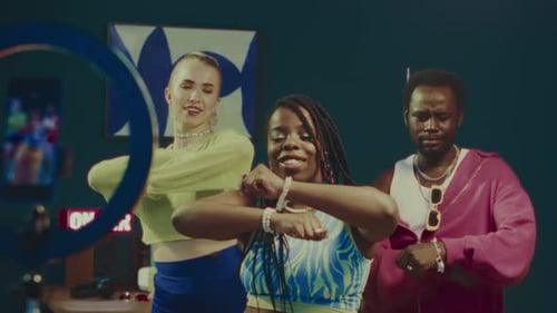 Un equipo de tres blogueros multirraciales graba un Vídeo de Baile en un Smartphone