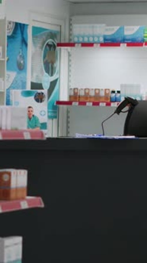 Vertical Video Healthcare Drogerie mit pharmazeutischen Produkten und Medikamenten in Regalen