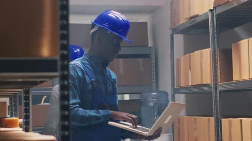 Afroamerikanischer Arbeiter zählt Produkte in Regalen