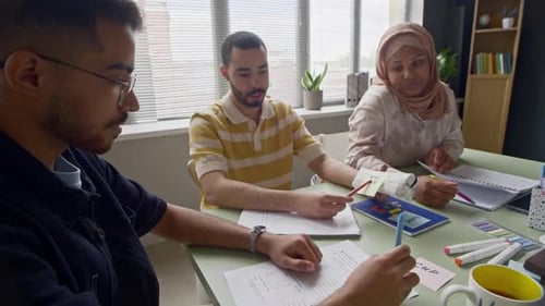 Des étudiants diversifiés collaborent pendant les cours d'anglais