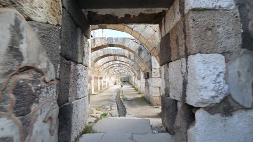 columnas y arcos históricos en la ciudad antigua del ágora de Izmir