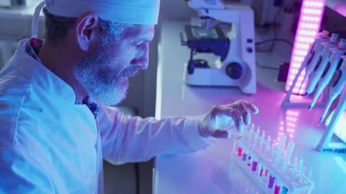 Chimiste analysant des échantillons chimiques dans un environnement de laboratoire innovant la nuit