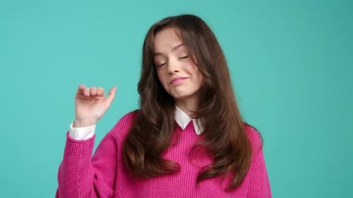 Nahaufnahme eines fröhlichen Mädchens, das mit der Hand winkt