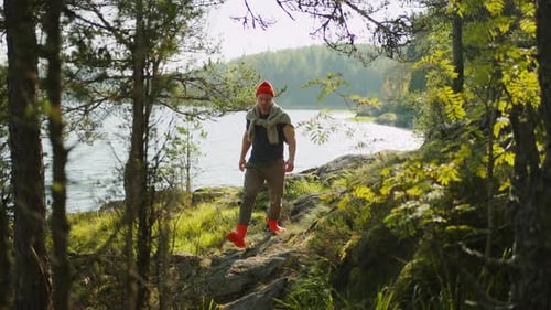 Mann spaziert im Wald in der Nähe des Sees Reisen und Tourismus an natürlichen Orten im Herbst Wochenendtrip