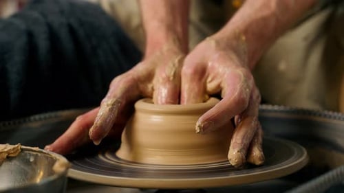 Pot en argile en forme de modelage à mains rapprochées, artisan qualifié, homme, poterie artisanale