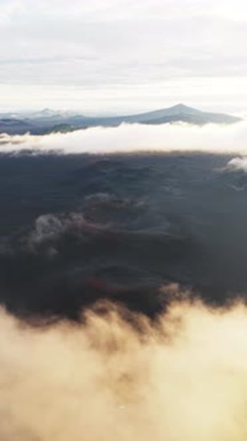 Vue aérienne du paysage nuageux et des montagnes, Islande.