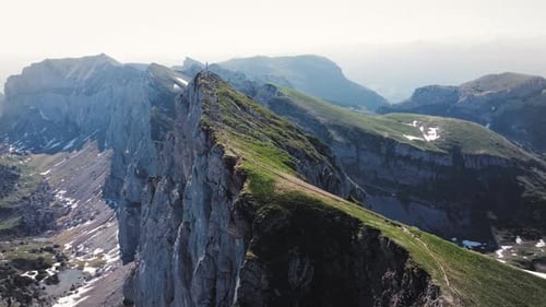 Immense falaise de 500 m dans les montagnes de Rofan au Tyrol, en Autriche. Étonnante crête recouverte d'herbe sur un seul ski