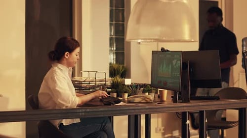 Travailleur indépendant travaillant avec des tableaux et des graphiques sur ordinateur