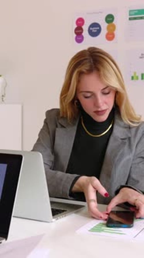 Deux collègues femmes d'affaires travaillant au bureau