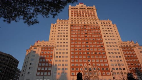 Lapso de tiempo amplio de un edificio urbano al atardecer con sombras que cubren la fachada de la arquitectura de la ciudad en