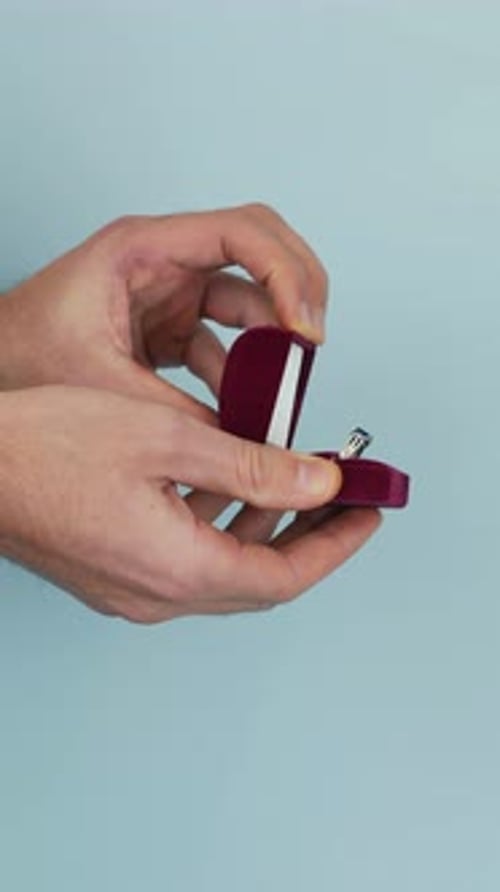 Mann macht Frau einen Vorschlag, öffnet Etui mit Verlobungsring. Vertikales Video