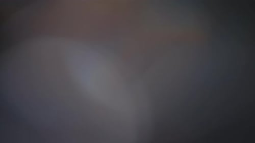 Vidéo de fuite de lumière multicolore sur fond noir, stylisant les transitions vidéo, effet bokeh