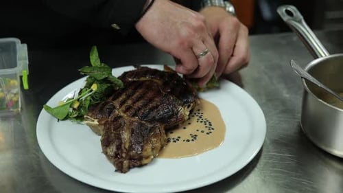 el chef prepara deliciosas carnes en el restaurante